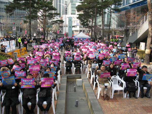 한동대 학부모들을 중심으로 열린 국가인권위원회 규탄대회에서 참석자들이 퍼포먼스를 펼치고 있다.