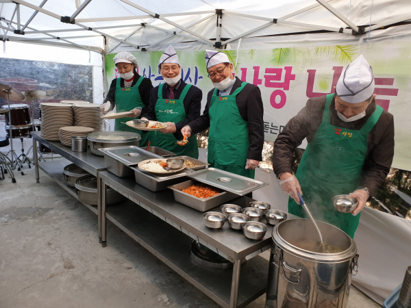 서울역 노숙자및 쪽방촌을 비롯한 소외되고 어려운 지역 어르신을 섬기는 해돋는마을(이사장 장헌일 목사,생명나무숲교회)과  서울역신생교회(담임 김원일 목사)는 1월 24일 신생교회에서 2018년 해돋는마을 어르신교실 제8회 수료식과 2019년 9회 입학식을 가진 후 기관대표로 섬기는 김원일 목사 장헌일 목사와 장문수 대외협력위원장 실로암선교교회 김경자 목사가  섬김으로 밥퍼사역을 실시했다.