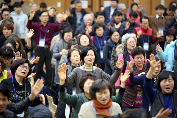 제21차 북한구원 금식성회 셋째날 집회에 모인 성도들이 뜨겁게 기도하고 있다.