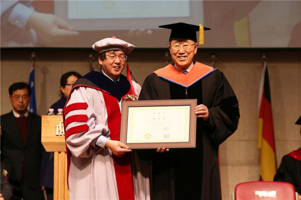 장순흥 총장과 반기문 총장이 명예 교육 공학박사 학위기를 들고 있다