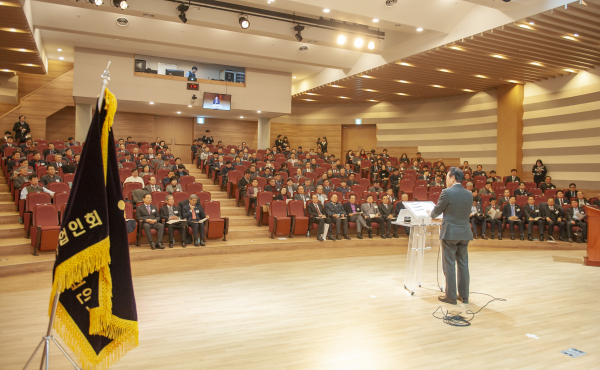 한국기독실업인회(이하 한국CBMC)는 2월 21일 아현성결교회 엘림아트홀에서 ‘제52차 정기총회를 열었다. 전국 278개 한국CBMC 지회 대표 300여 명이 참석해 전년도 사역을 돌아보고 2019년 사업계획을 논의했다. 