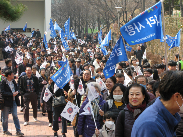 기감 서울연회 3.1운동 100주년 기념 감사예배를 마친 후 류관순 기념관을 시작으로 만세길 걷기를 출발한 성도들의 모습.