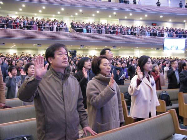 사랑의교회 성도들이 오정현 목사를 다시금 위임 목사로 받아들이겠다는 교우의 서약을 하고 있다.