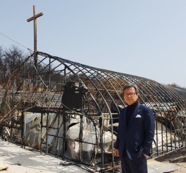 한장총 복지위원회 (2)한장총, 사회복지위원회 동해안 산불피해 교회 방문 성금 전달