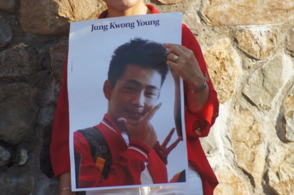 참가자들이 강제북송된 탈북자들의 나이와 이름 얼굴사진을 프린트해 하나씩 들고 있다.