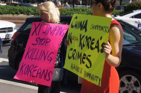 북한자유주간 참가자들이 3일 오후4시 CCTV 워싱턴DC 사무실 앞에서 중국의 강제북송을 반대하는 피켓시위를 진행했다.