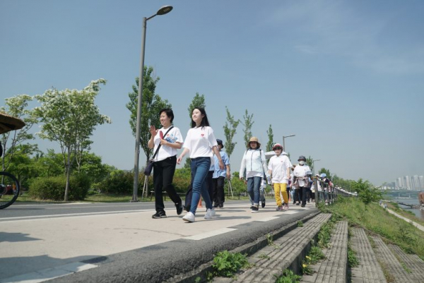 5월 가정의 달을 맞아 광림교회 <제4회 광림가족 한마음 걷기대회>가 5월 11일(토) 오전 9시 잠실한강공원 청소년광장에서 열렸다. 2005년 제3회 대회 이후 14년 만에 열리는 이번 대회는 광림교회 실업인선교회가 주관하며 ‘사랑 . 나눔 . 화합’을 슬로건으로 우리 주위의 어려운 이웃과 사랑 나눔을 같이 하자는 데 큰 의미가 있다.