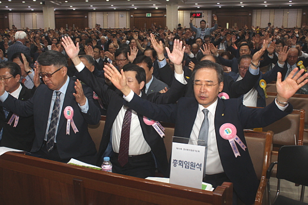 맨 오른쪽 부터 총회장 이승희 목사, 부총회장 김종준 목사, 부총회장 강희창 장로 ©크리스천 투데이 제공