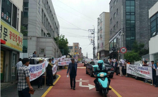 담임목사와 성도들 간 골이 매워지지 않고 있는 이천 시온성교회. 성도들로 구성된 시온성교회바르게기도모임이 지난 5월 교회가 소속된 교단 총회 앞, 그리고 6월 10일 교단 이단대책위원장이 담임으로 있는 교회 앞에서 집회를 가진데 이어 지난 30일에는 백운교회 앞에서 '담임 목사의 비성경적 행위에 대한 교단의 판단'을 요구하는 집회를 열었다. 백운교회는 교단 현 총회장이 시무하고 있는 곳이다.