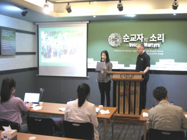 한국 순교자의 소리 폴리 현숙 대표(왼쪽)와 에릭 폴리 대표가 중국에서 일어나고 있는 기독교 핍박의 상황을 사진을 보며 설명하고 있다.