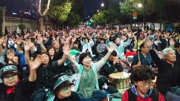 10월 3일 광화문 집회를 성사시키고 다시 밤 철야기도를 위해 청와대 사랑채 앞에 모인 군중들의 모습.