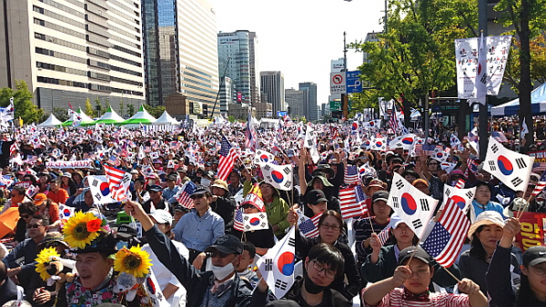 광화문 광장에 모인 인파의 모습.