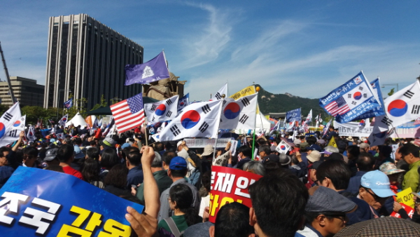 지하철 입구서부터 붐비는 인파로 쉽게 움직일 수 없었다.