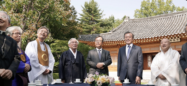 문재인 대통령이 21일 낮 7대 종단 종교지도자들을 초청해 함께 오찬간담회를 가졌다. 이 가운데 한교총 공동대표로 참석한 김성복 목사는 여타 지도자들과는 다르게 