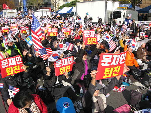 매주 토요일마다 광화문 광장에서 문재인 퇴진을 촉구하는 집회를 이어가고 있는 '국민혁명'(대표의장 전광훈 목사) 본부가 16일에도 동 장소에서 어김없이 모여든 시민들과 함께 