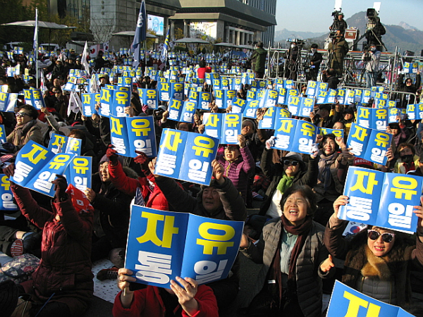 매주 토요일마다 광화문 광장에서 문재인 퇴진을 촉구하는 집회를 이어가고 있는 '국민혁명'(대표의장 전광훈 목사) 본부가 16일에도 동 장소에서 어김없이 모여든 시민들과 함께 