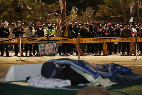 자유한국당 황교안 대표가 건강 악화로 누워서 단식을 이어가고 있다.