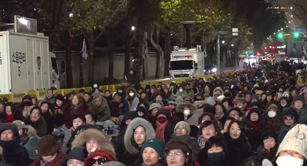 광야교회 성도들이 경찰 병력에 둘러싸인 일촉즉발의 상황 가운데에서도 차분하게 예배 드리고 있다.