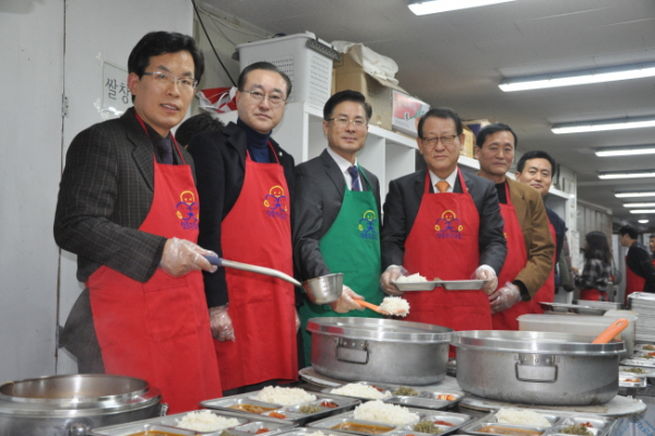 밥퍼 섬김 사역장면. 왼쪽 맨 끝이 칼럼을 쓴 이효상 목사.