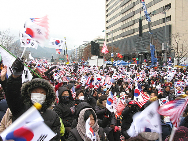 태극기를 흔들고 있는 광화문 광장에 모인 국민들.