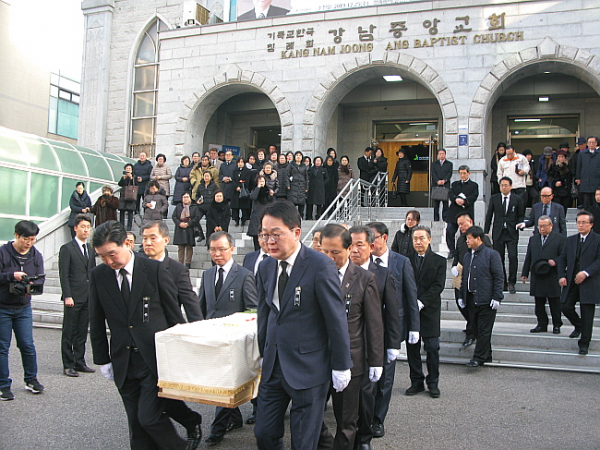 故 김충기 목사가 정든 교회를 떠나고 있다. 성도들의 환송을 받으면서.