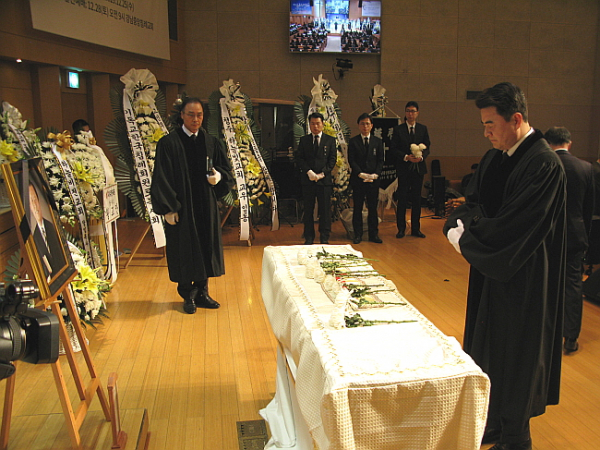 강남중앙침례교회 제3대 담임목사 최병락 목사가 고인 앞에서 헌화한 후 기도하고 있다.