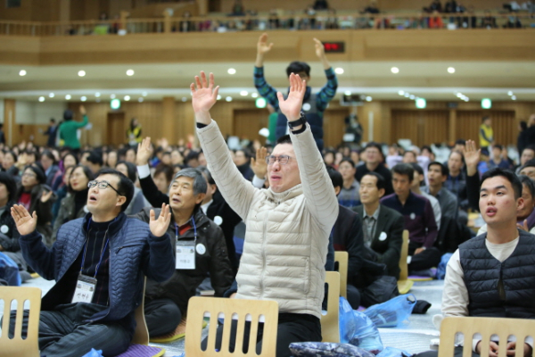 ‘북한구원 금식성회’ 둘째 날 성회에서 간절하게 기도하고 있는 성도들의 모습.