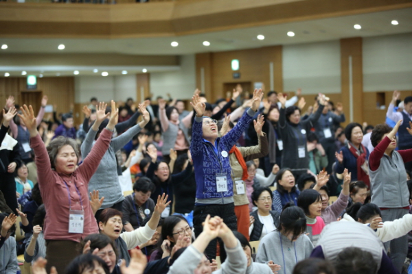 제23차 북한구원 금식성회 셋째 날 집회에서 간절히 기도하고 있는 성도들의 모습.