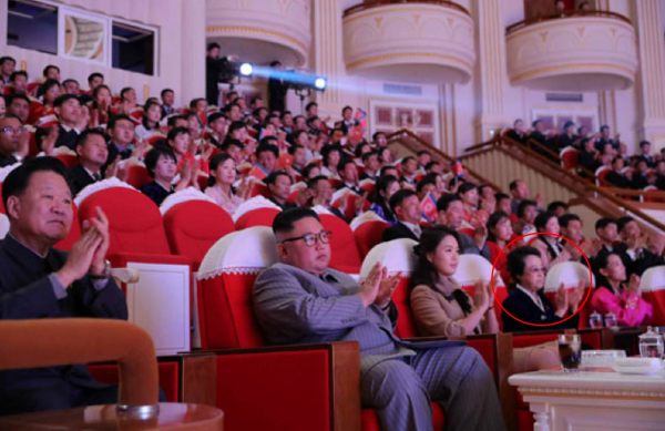 북한 노동신문은 26일 김정은 국무위원장의 설명절 기념 공연 관람 보도에서 고모인 김경희 전 노동당 비서도 동석했다고 전했다.