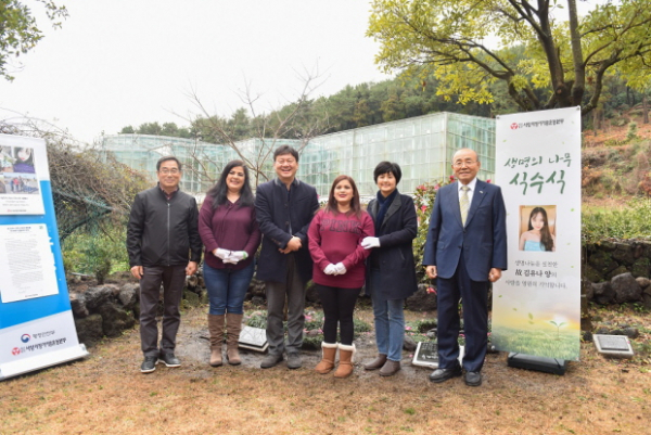 “나의 영웅, 유나의 고향 제주에 동백나무를 심습니다.”