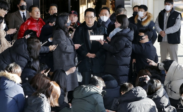 '서해 공무원 피격 사건' 관련 박지원 전 국정원장이 지난 14일 서울 서초구 서울중앙지방검찰청으로 출석하며 취재진 질문에 답변하던 모습. ⓒ뉴시스