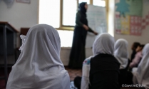 아프가니스탄 카불에 위치한 학교, 세이브더칠드런 소속 여성 교사가 여아를 대상으로 수업 중이다