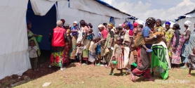 우간다 남서부 지역 냐카반데 난민경유센터에서 식량과 물자수령 기다리는 여성과 아동들