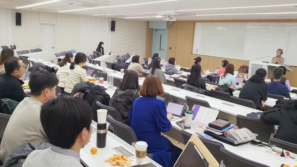 민족복음사관학교에서 진행한 원데이 세미나에서 정혜민 목사가 강연하고 있다.