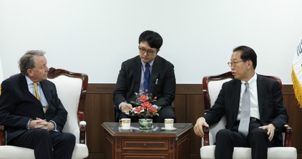 권영세 장관은 10일 오후 정부서울청사 장관실에서 데이비드 알톤 영국 상원의원을 만나 대북정책과 북한인권 문제 등을 논의했다. 