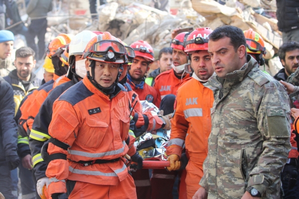 튀르키예 하타이주 안타키아 일대에서 한국 긴급구호대(KDRT)와 튀르키예 구조대가 지진으로 무너진 건물 속 생존자를 구조해 앰뷸런스로 옮기고 있다.