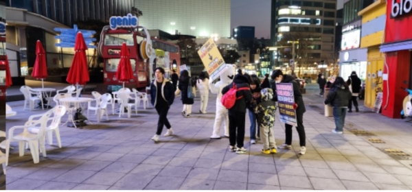 발렌타인데이를 맞아 생명존중 캠페인을 벌이고 있는 아름다운 피켓