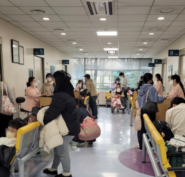 서울 한 병원에서 사람들이 소아청소년 진료를 기다리고 있다.
