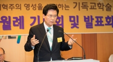 설교하는 이정익 목사