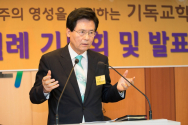 설교하는 이정익 목사