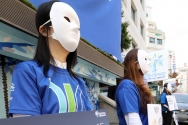 2021 학교폭력 사이버폭력 실태조사 및 대책 발표 기자회견이 열린 지난 2021년 4월20일 오전 서울 서초구 푸른나무재단 앞에서 참석자들이 학교폭력예방 캠페인을 앞두고 손 피켓을 들고 있다.