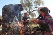 사진은 추위를 견디기 위해 불을 쪼이고 있는 시리아 아동들의 모습