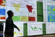 인도네시아 기상기후지질청(BMKG) 공보 담당이 실시간 기상정보 모니터링 시스템을 소개하고 있다.