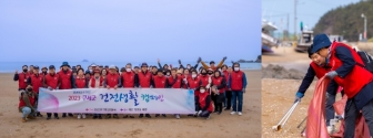 지난 28일, 한국구세군 소속 사관들이 태안해안국립공원 먼동해안에서 &lt;2023 건전생활 캠페인&gt;의 일환으로 모래포집기를 설치하고 쓰레기를 줍는 ESG 활동을 진행했다.