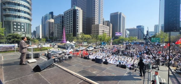 한교연 대표회장 송태섭 목사가 설교하고 있다.