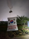 탈북단체 &#039;자유북한운동연합&#039;은 지난 25일, 26일 이틀간에 거쳐 20개의 대형애드벌룬으로 100만장의 대북전단을 경기도 김포지역에서 보냈다고 밝혔다. (사진=자유북한운동연합
