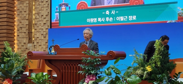 이원영 목사의 후손인 안동서부교회 이필근 장로가 축사하고 있다.