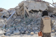 시리아 대지진 피해 현장을 조사하고 있는 월드비전 직원의 모습