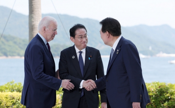 윤석열 대통령이 21일 히로시마 G7 정상회의장인 그랜드프린스호텔에서 조 바이든 미국 대통령, 기시다 후미오 일본 총리와 한미일 정상회담을 하고 있다. 
