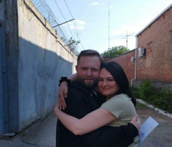 석방된 후, 아내를 다시 만난 안드레이 쉬로코프 목사